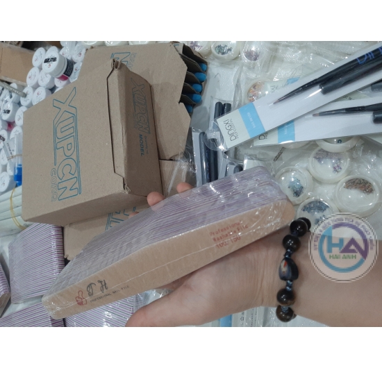 Bướm đính móng